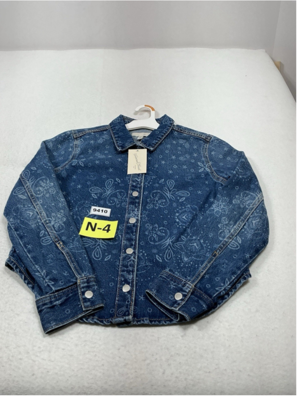 Womans NWT Universal Thread Blue Denim Collared Slim Shirt Small